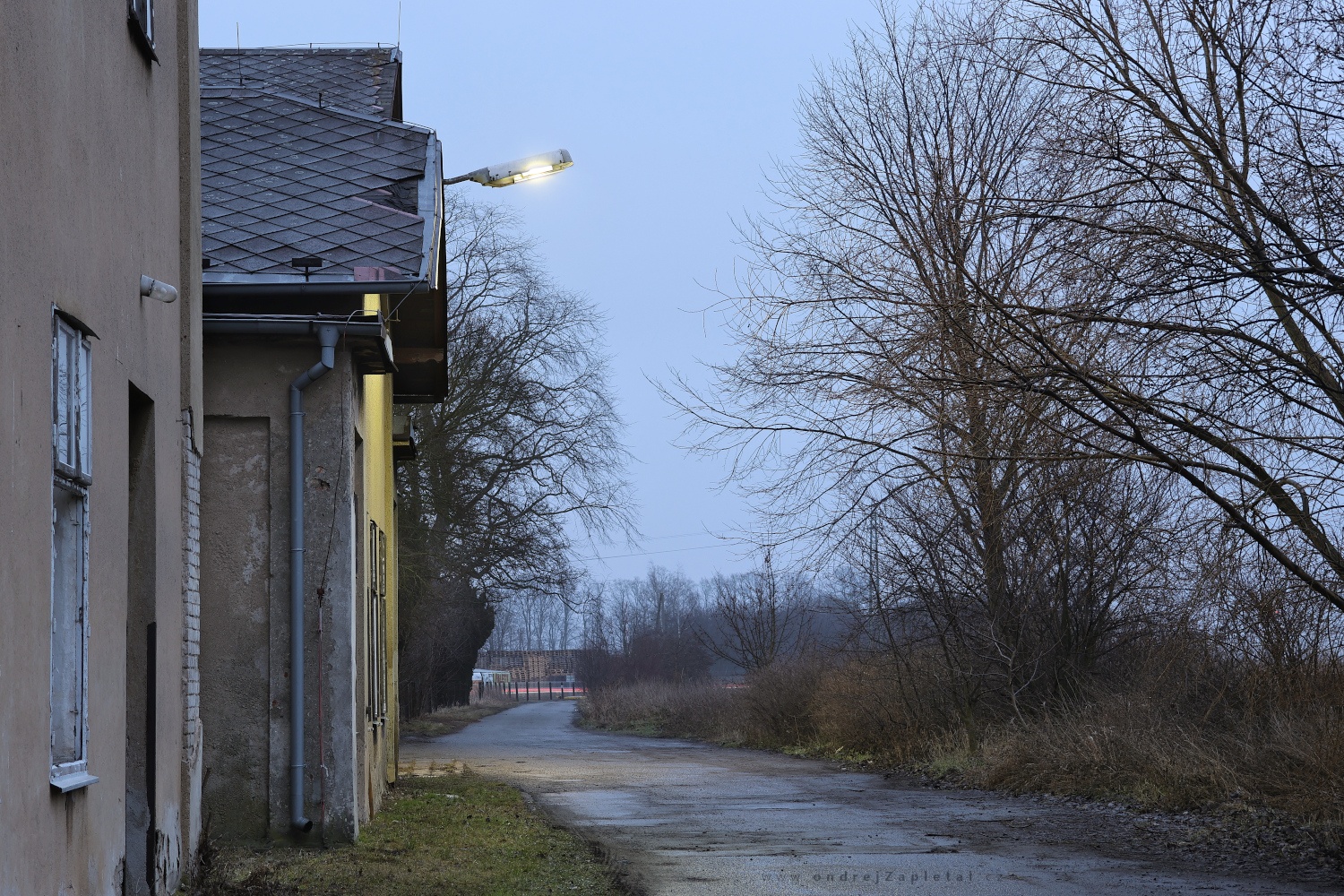 Under a Lamp (On the photo:  (Industrial Photography) budova, ráno, elektřina, vlak)