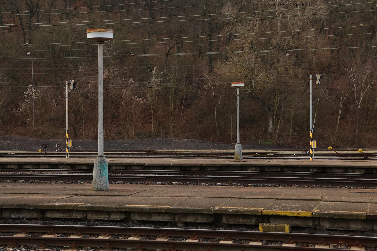 Staré lampy na nádraží (Na fotografii:  (Průmyslová fotografie) vlak, elektřina, beton)