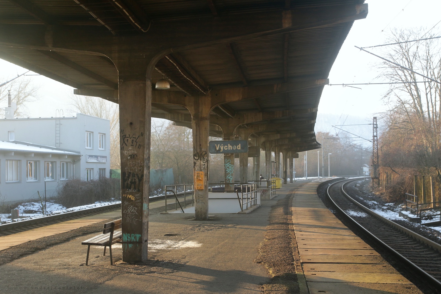 Východ is Exit (On the photo:  (Urban photography) vlak, ráno, nápisy, zima, beton)