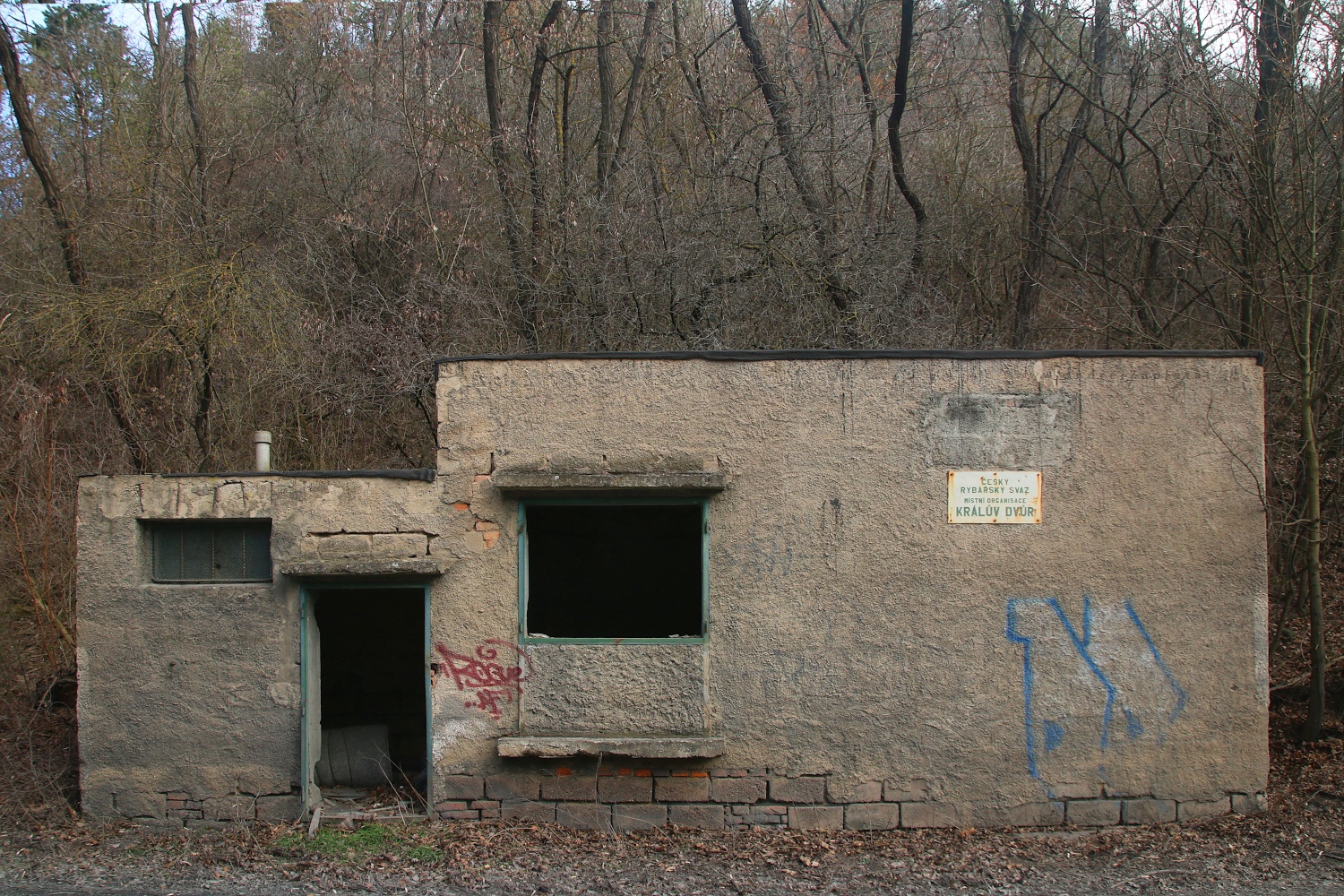 The Office of a Fishing Club (On the photo:  (Urbex photography) budova, stromy, ruiny)