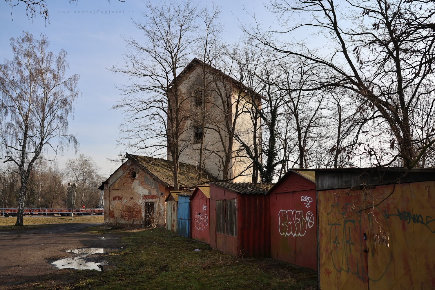  (On the photo:  (Urbex photography) budova, stromy, ruiny, industrial)