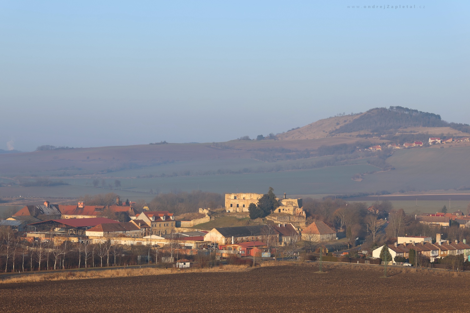 Ruins on the Hill (On the photo:  (Rural photography) ruiny, venkov, pole)