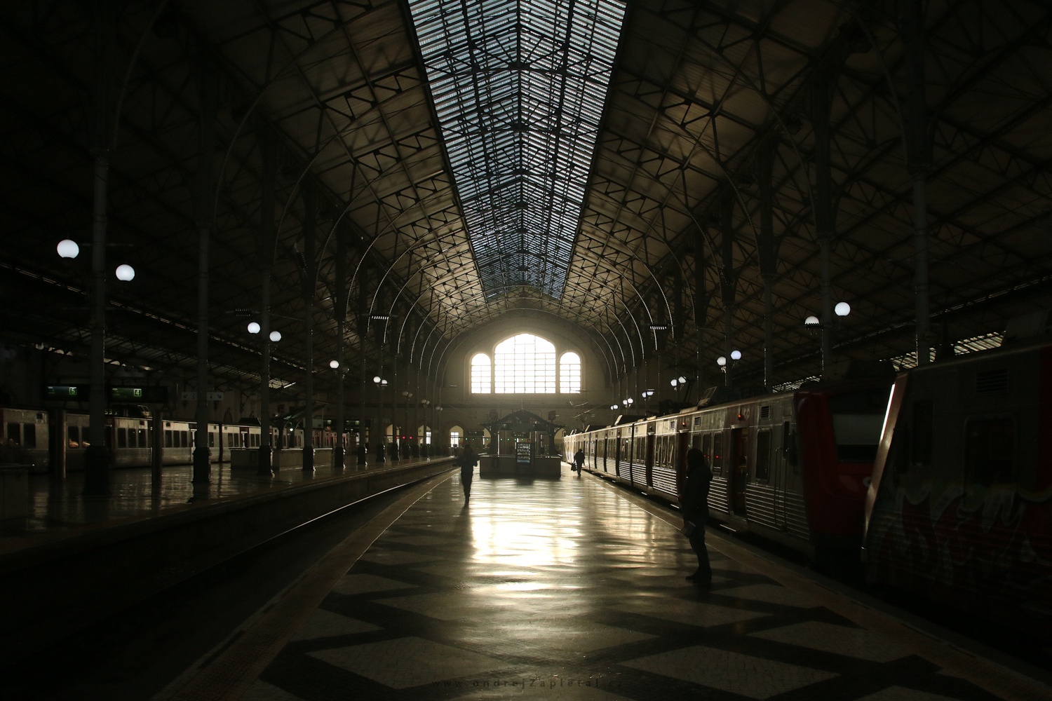 Departure Hall (On the photo:  (Urban photography) interiér, vlak, lidé)