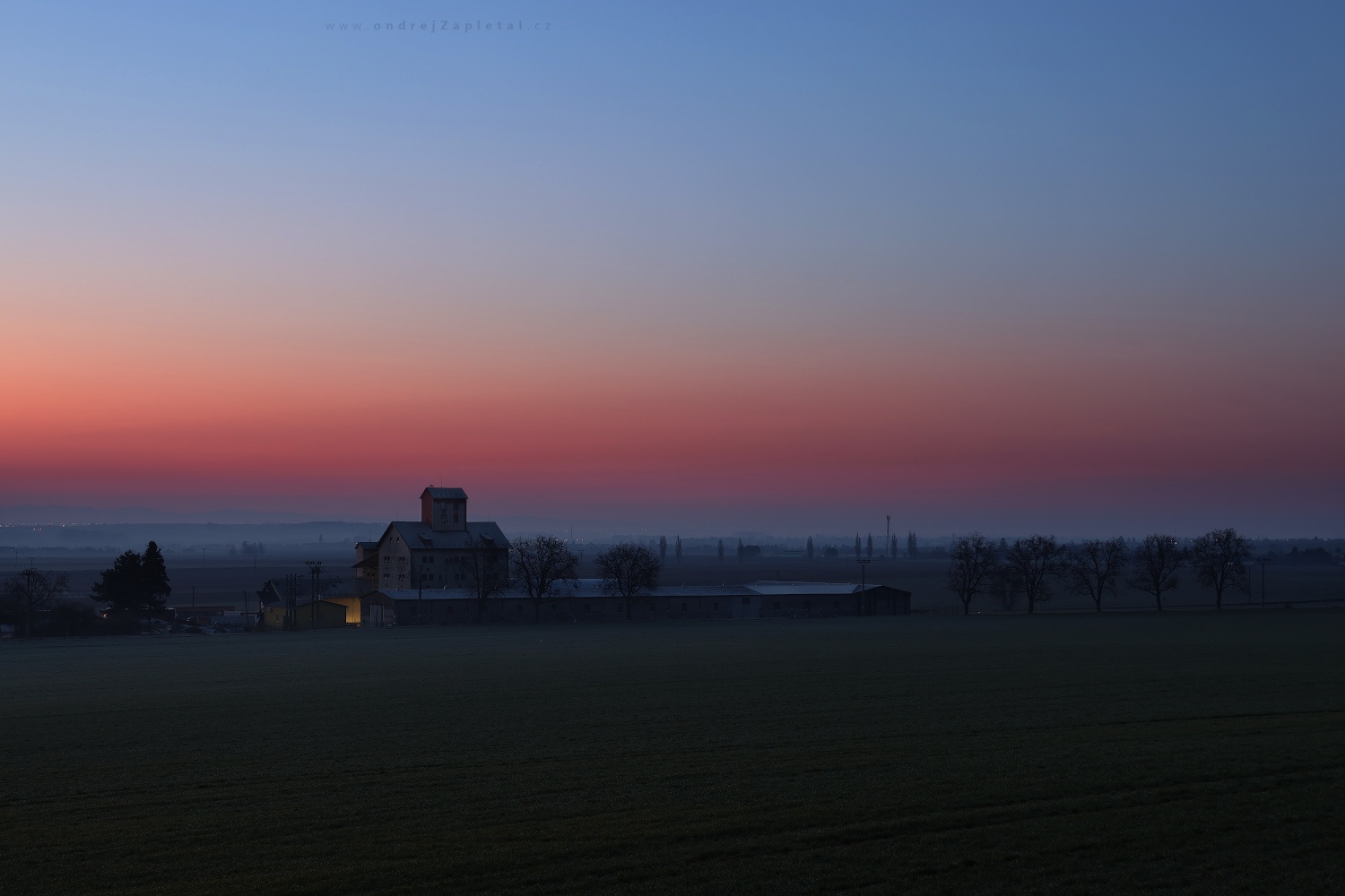 Dawn over Haná Region (On the photo:  (Landscape photography) ráno, venkov, budova, stromy, obloha)
