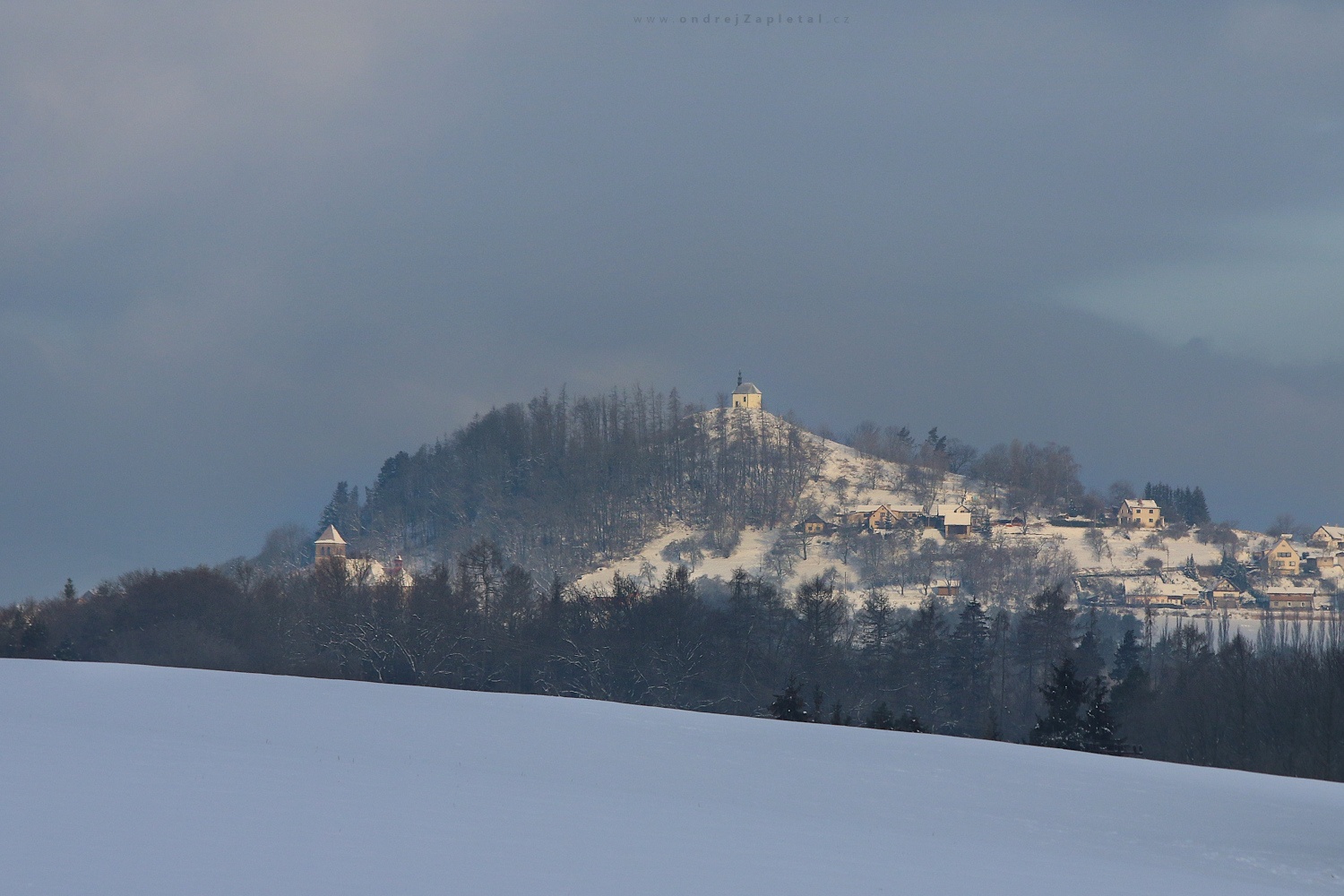 Chapel on a Hill (On the photo:  (Rural photography) kostel, zima, stromy, sníh, venkov)
