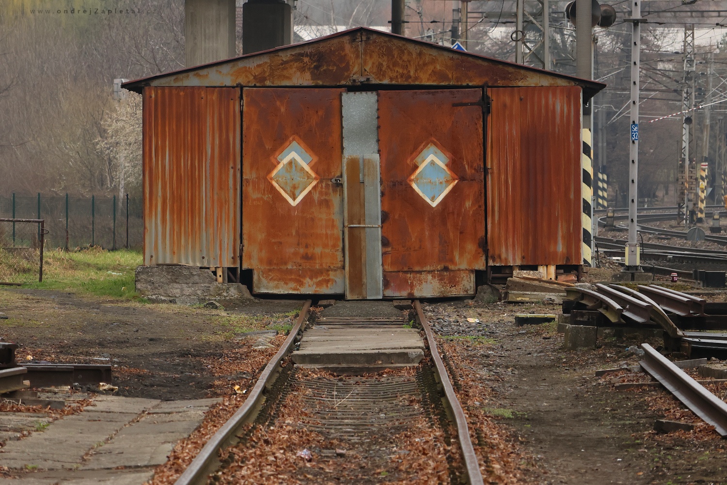 To Train Hold (On the photo:  (Industrial Photography) vlak, budova, železo, industrial)