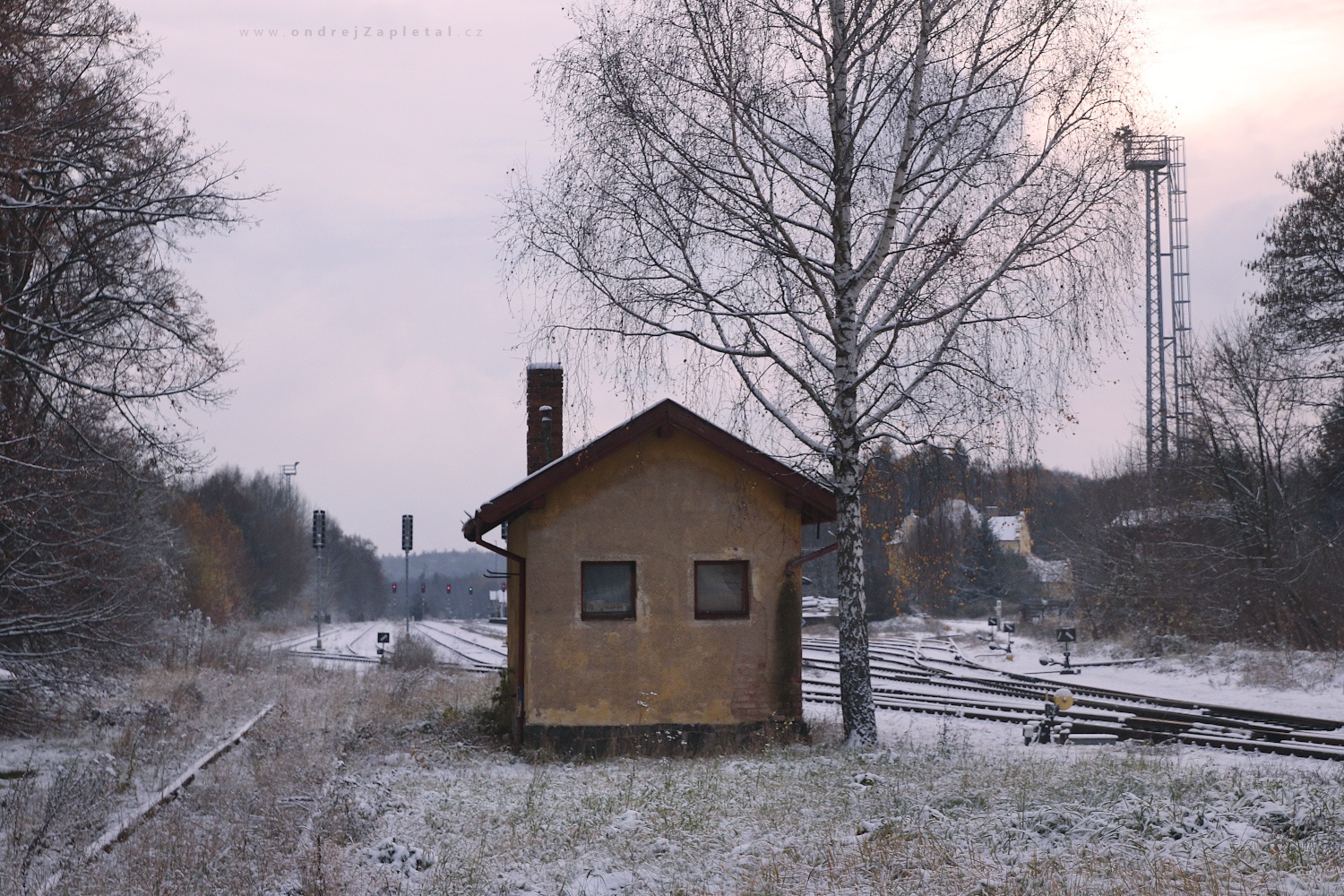Booth at the Train Station (On the photo:  (Industrial Photography) budova, zima, vlak, sníh, stromy)