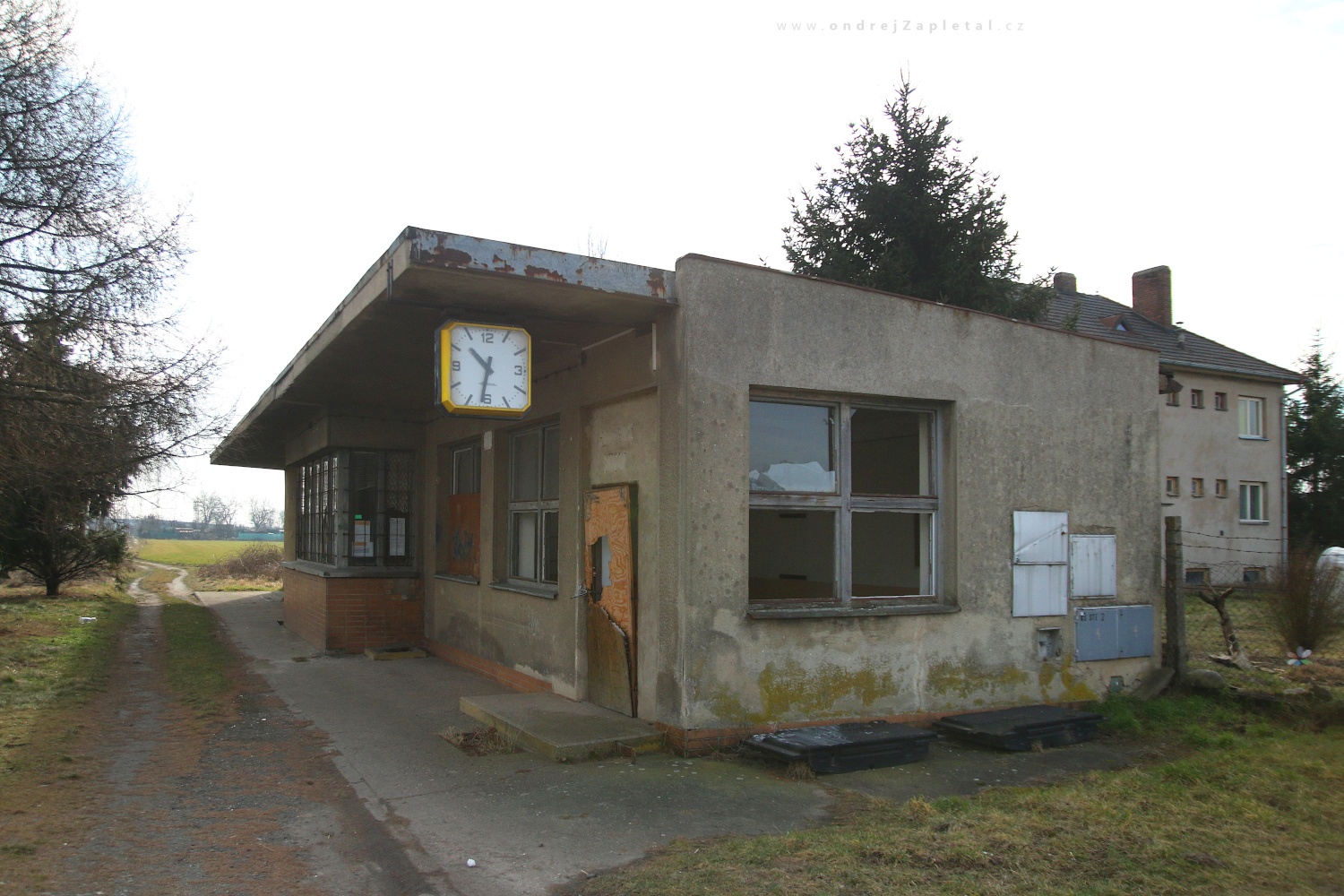Booth with Time (On the photo:  (Rural photography) budova, vlak, beton)