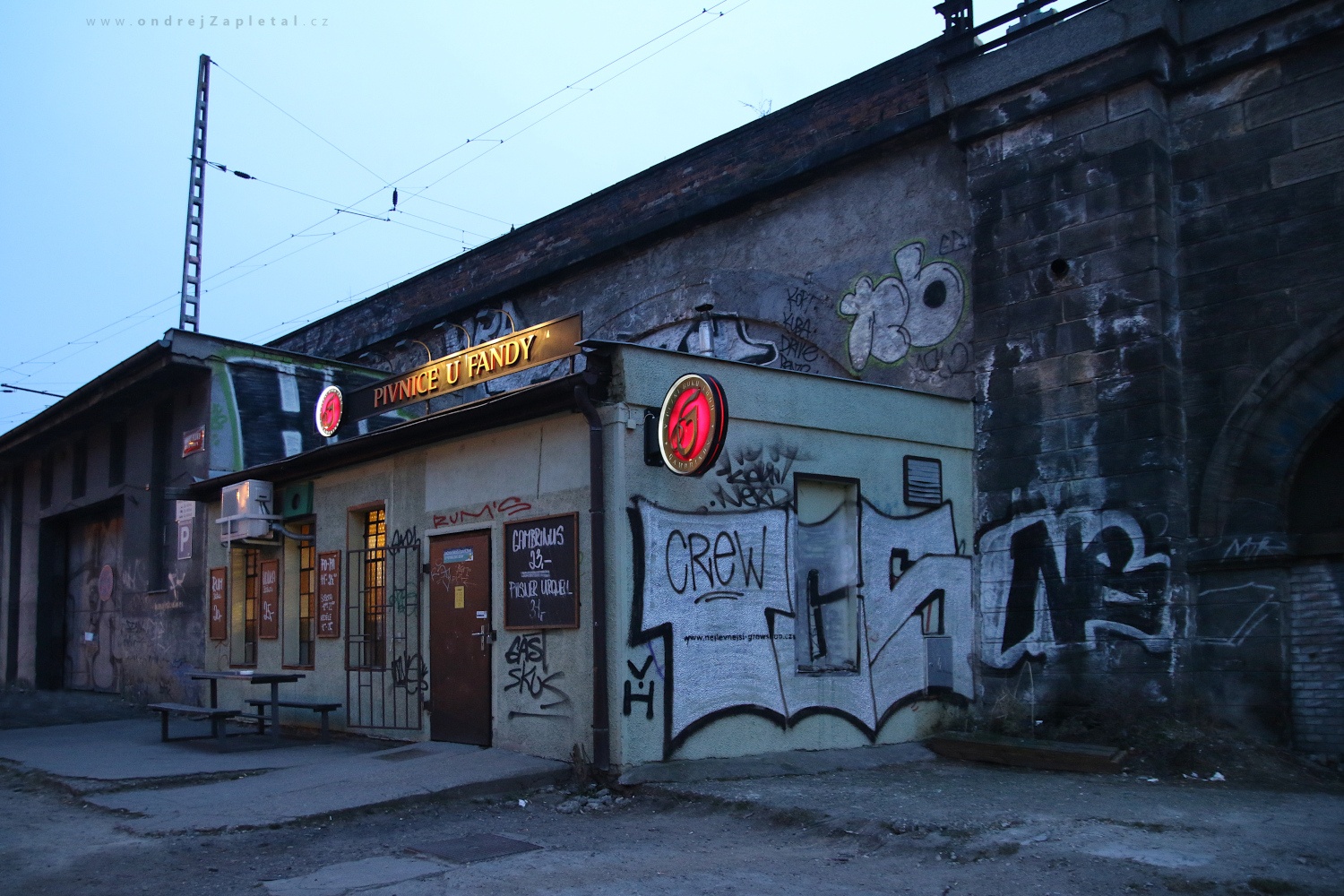 U Fandy (Na fotografii:  (Fotografie města) budova, elektřina, večer, graffiti, město, praha)