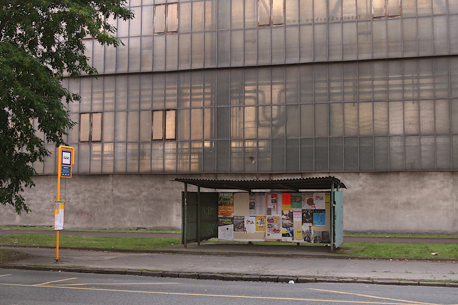Bus Stop by the Hall (On the photo:  (Urban photography) město, ulice, industrial)