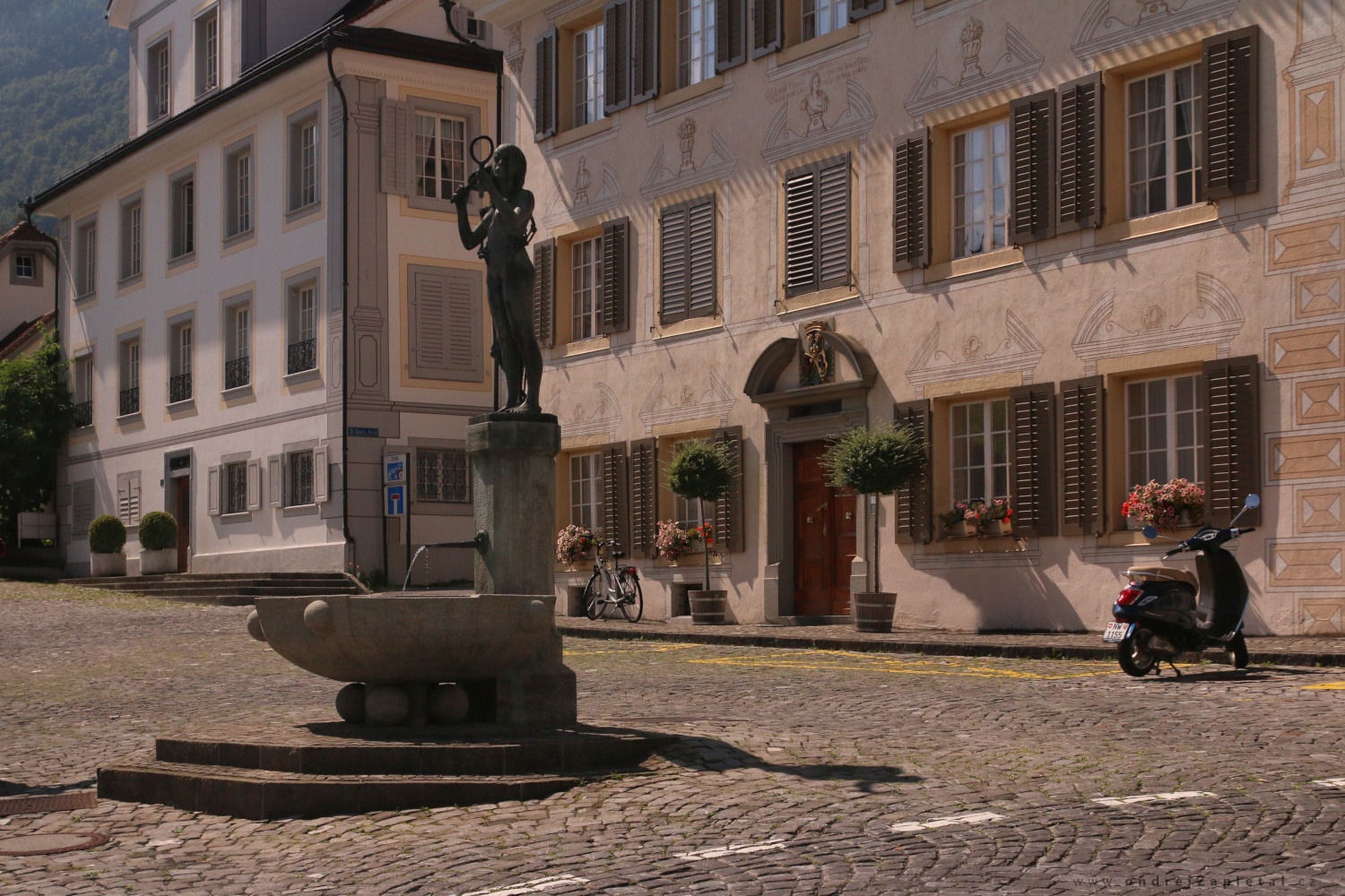 Square with a Fountain (On the photo:  (Urban photography) město, budova)