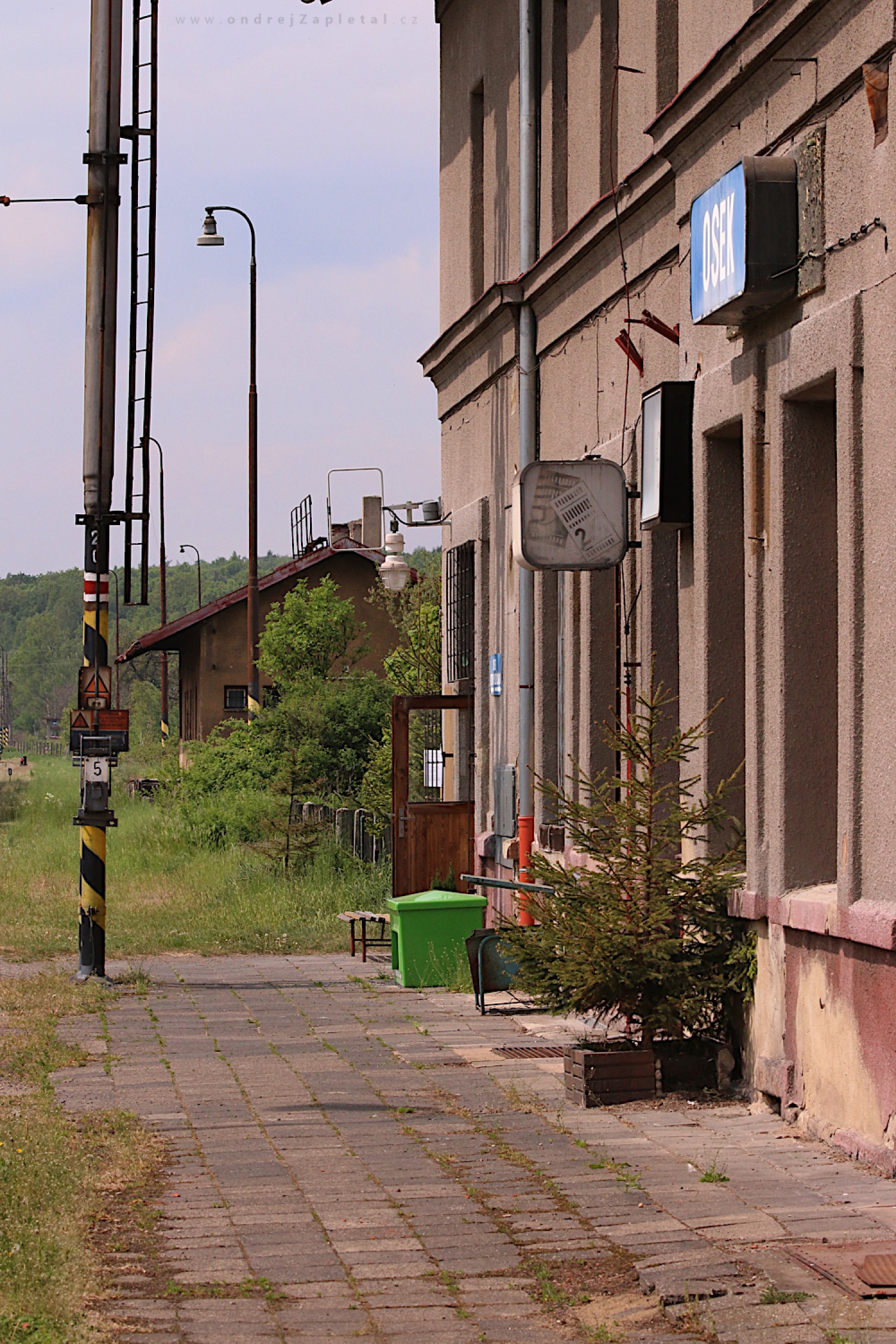 Waiting in Osek (On the photo:  (Industrial Photography) budova, vlak, les, nápisy)