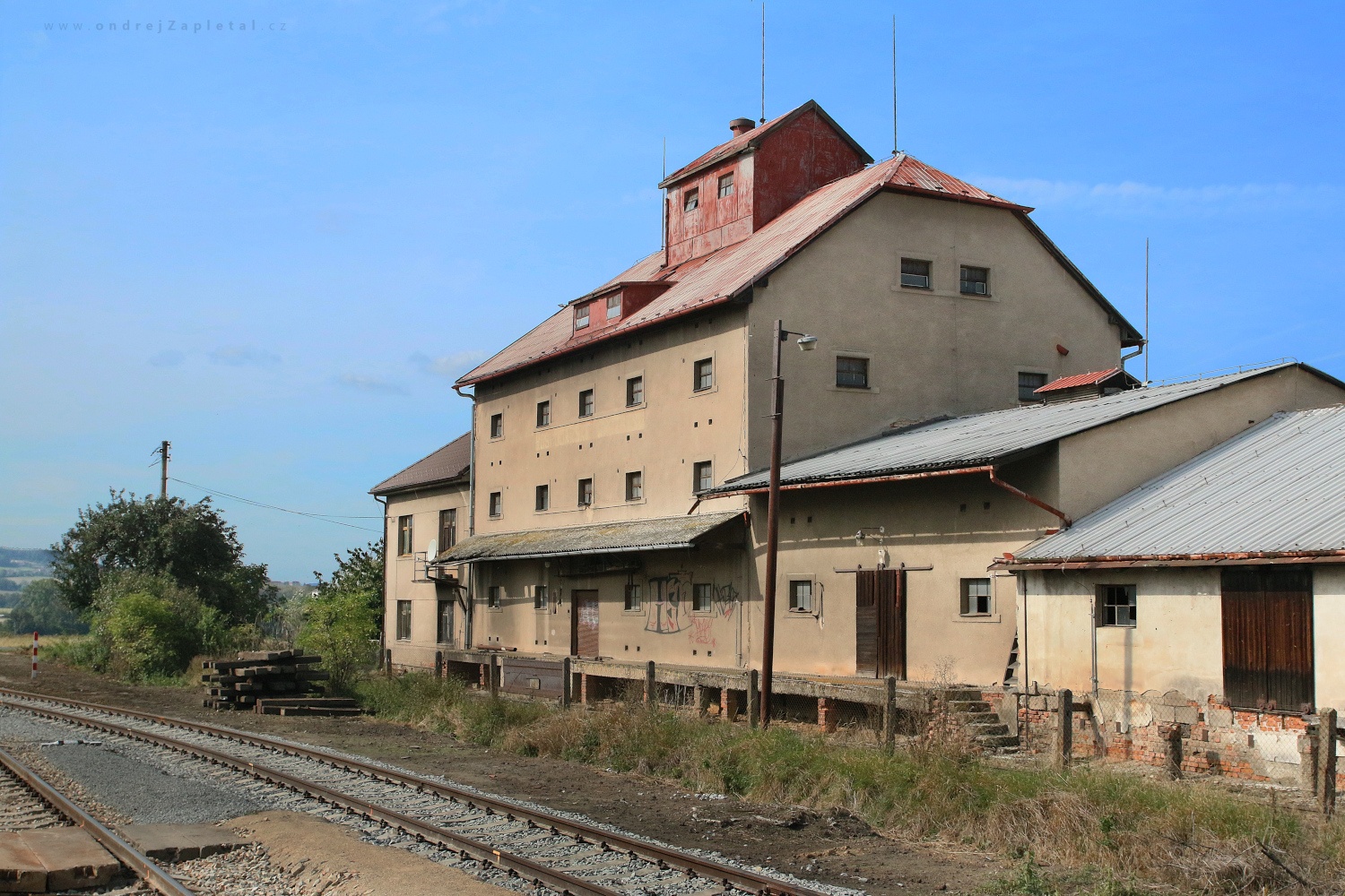 Building by the Train Statiom (On the photo:  (Industrial Photography) budova, vlak, léto, venkov)