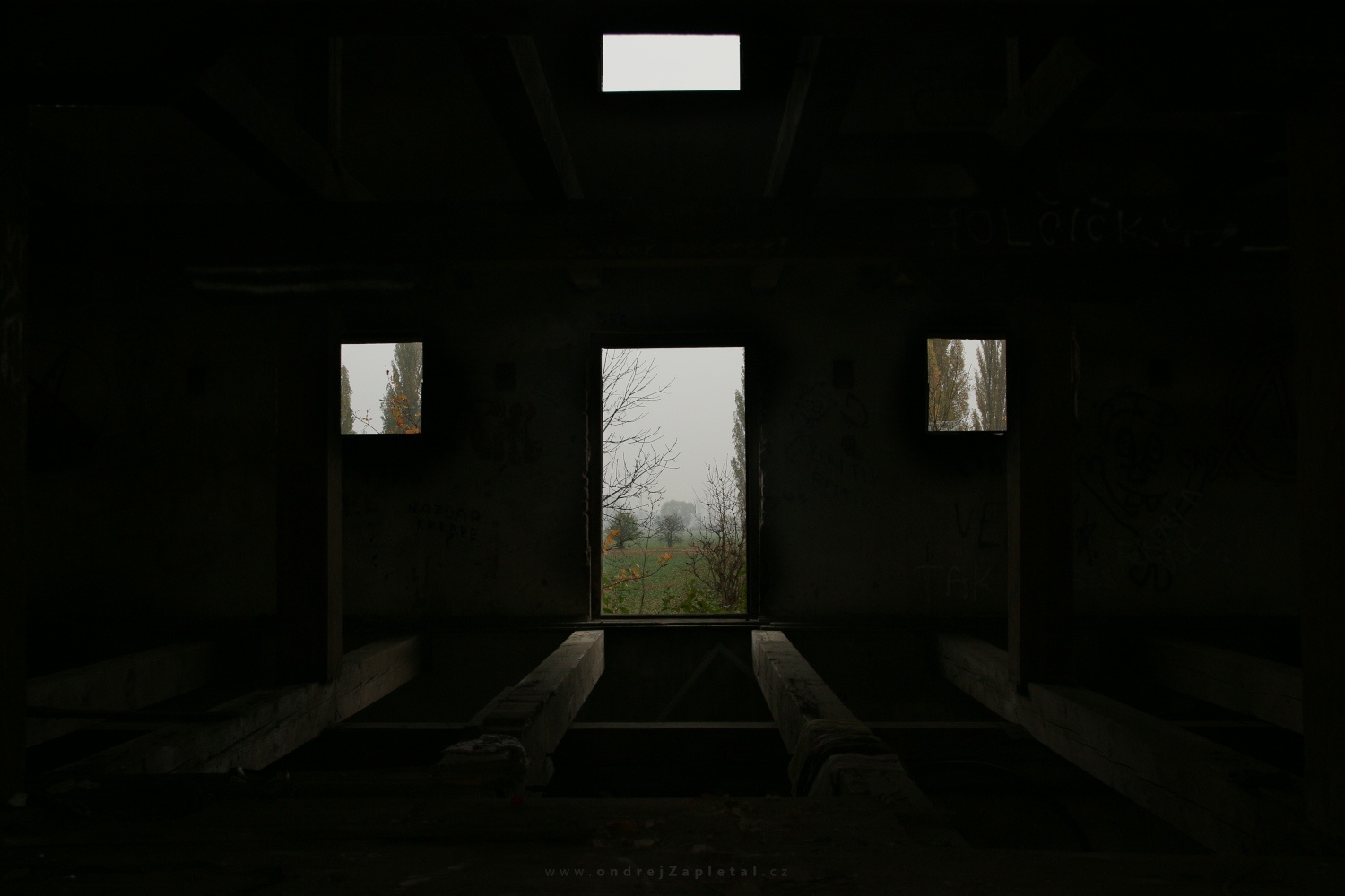 Building by the Train Station (On the photo:  (Urbex photography) interiér, ruiny, budova)