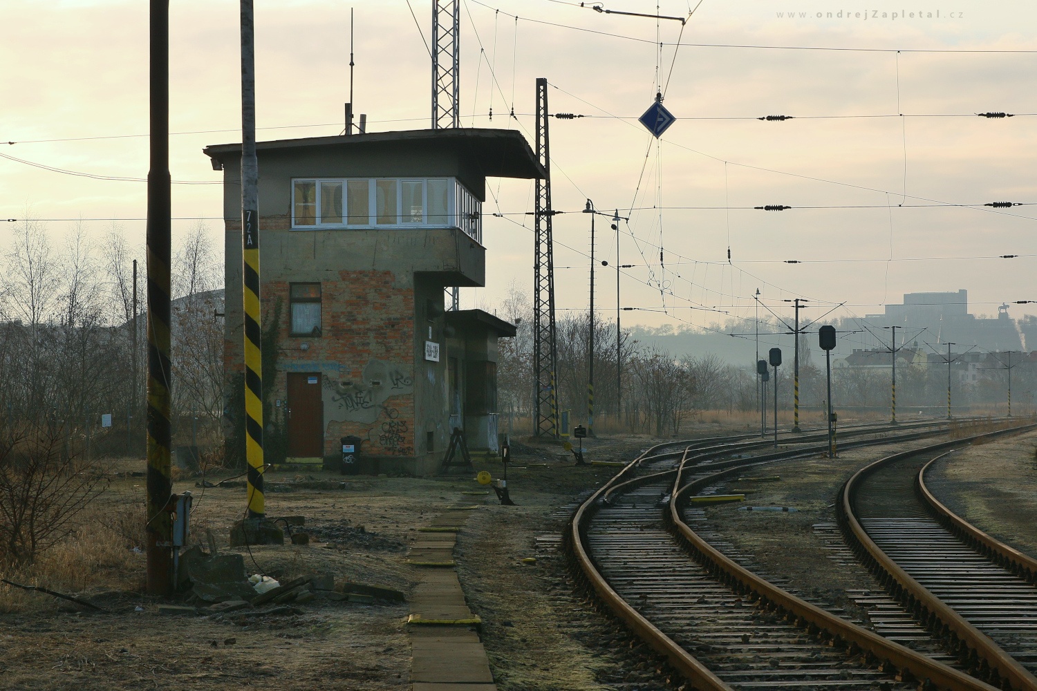 Dohled nad kolejištěm (Na fotografii:  (Průmyslová fotografie) budova, vlak, zima, industrial)