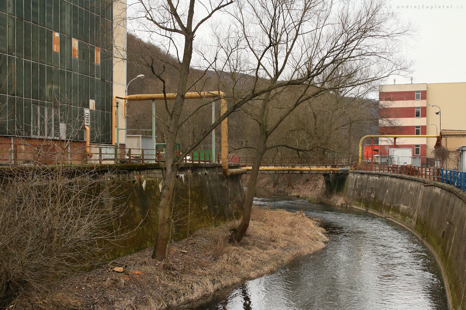 River through a Industrial Zone (On the photo:  (Industrial Photography) industrial, řeka, zima)