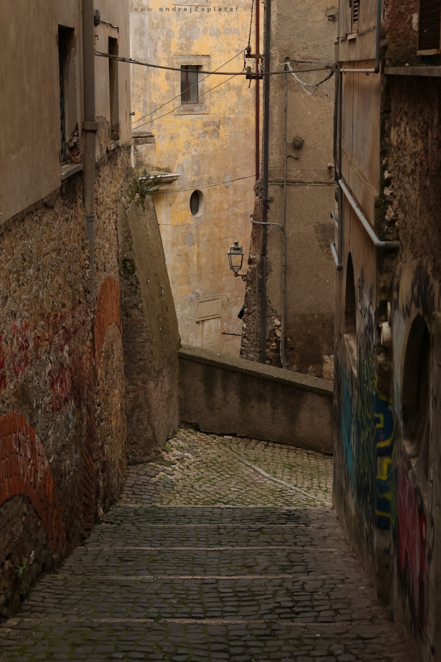 Narrow Street (On the photo:  (Urban photography) ulice, město, cihly)