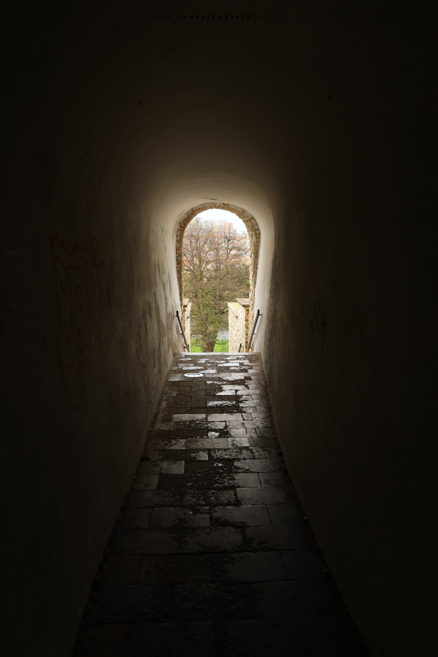 Through a Hole (On the photo:  (Urban photography) cesta, město, ulice)
