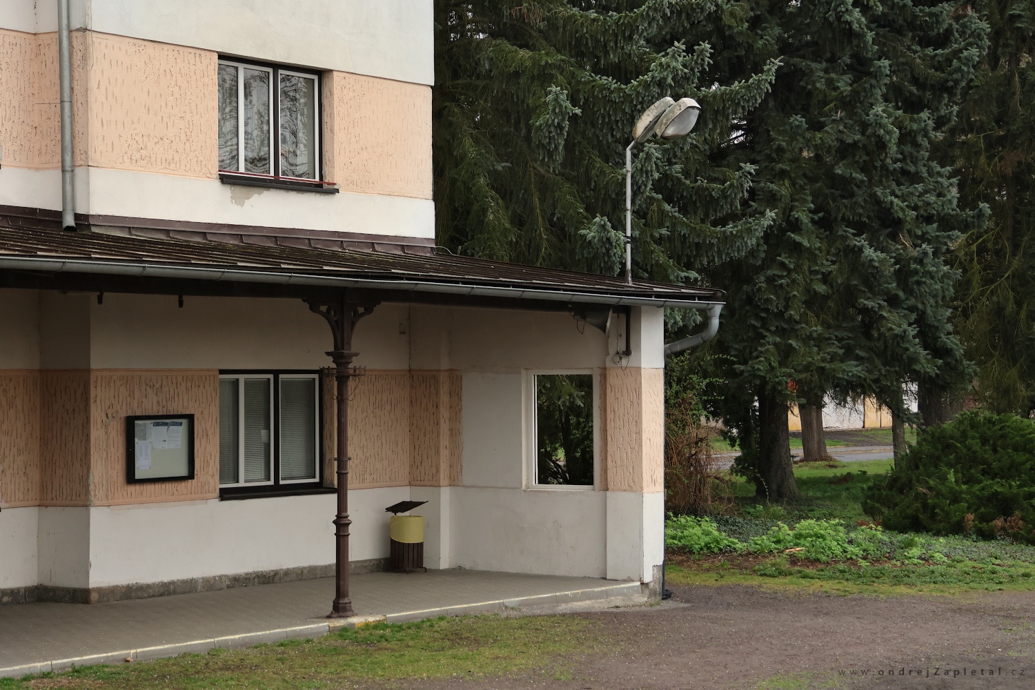 Edge of the Train Station (On the photo:  (Urban photography) budova, stromy, vlak)