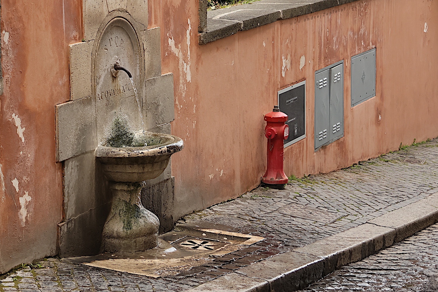 Water from a Wall (On the photo:  (Urban photography) voda, ulice, socha)