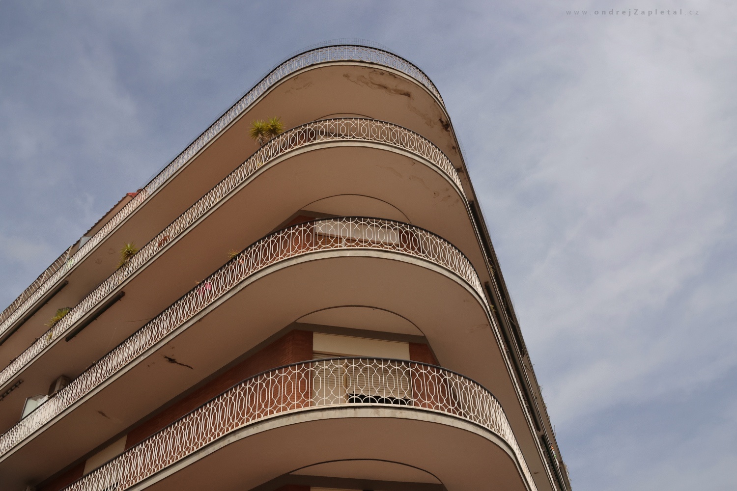 Corner House (On the photo:  (Urban photography) budova, obloha, město)