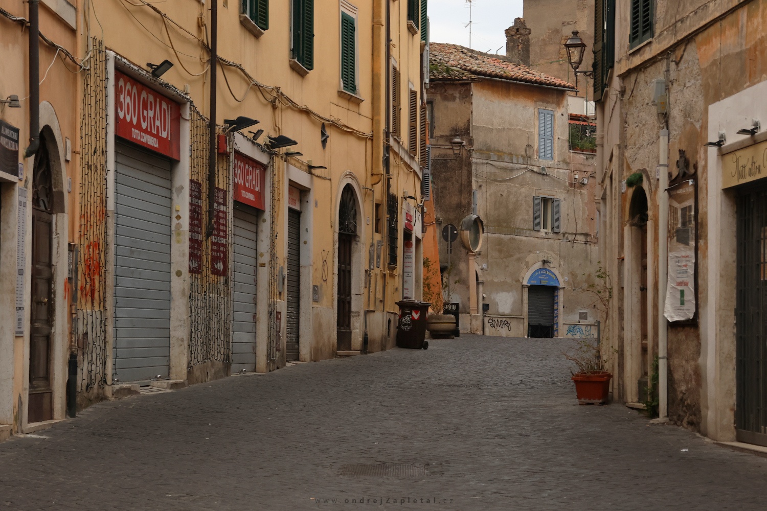 Empty Street in the Morning (On the photo:  (Urban photography) ulice, ráno, město)