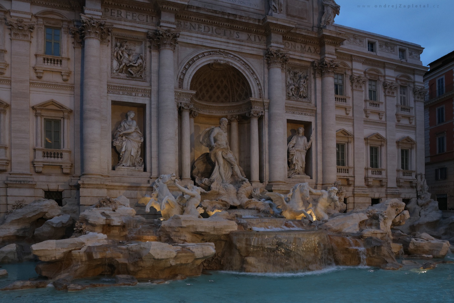 Trevi Fountain  (On the photo:  (Urban photography) voda, ulice, město, ráno)