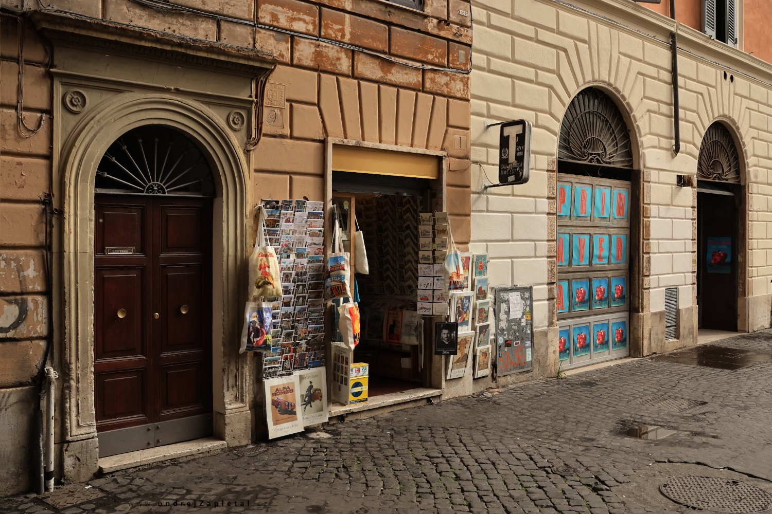 Italian Tabaco (On the photo:  (Street photography) ulice, město, nápisy)