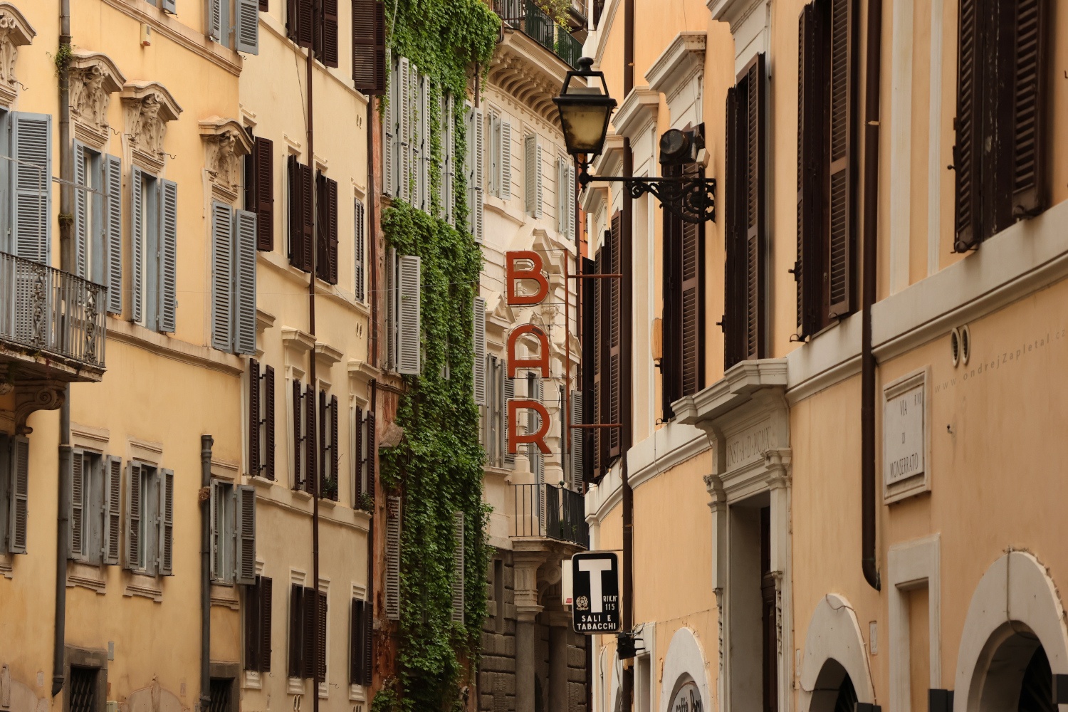 Bar at the Corner (On the photo:  (Urban photography) město, ulice, nápisy)