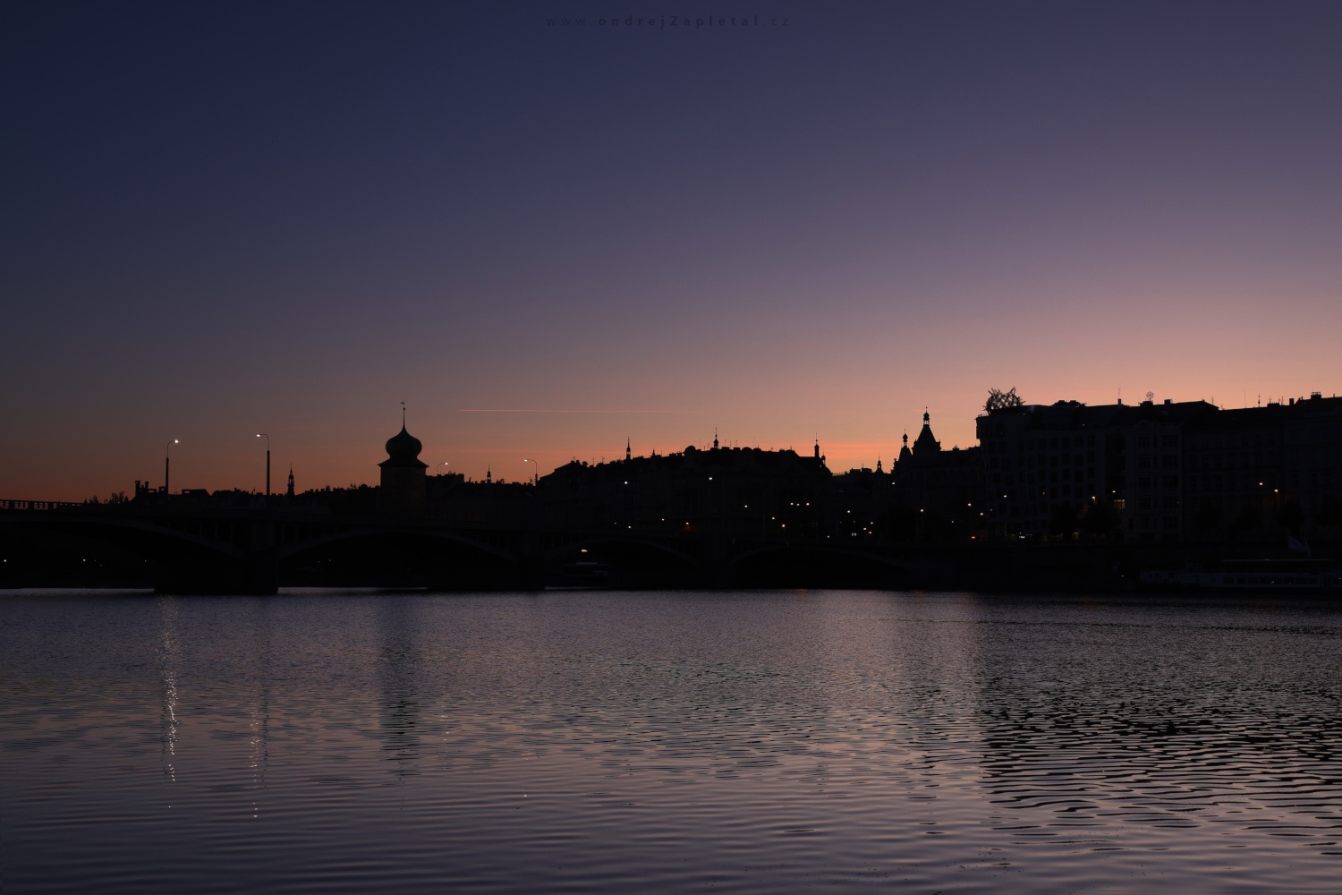 Sunrise beyond River (On the photo:  (Cityscape photography) řeka, ráno, město, praha)