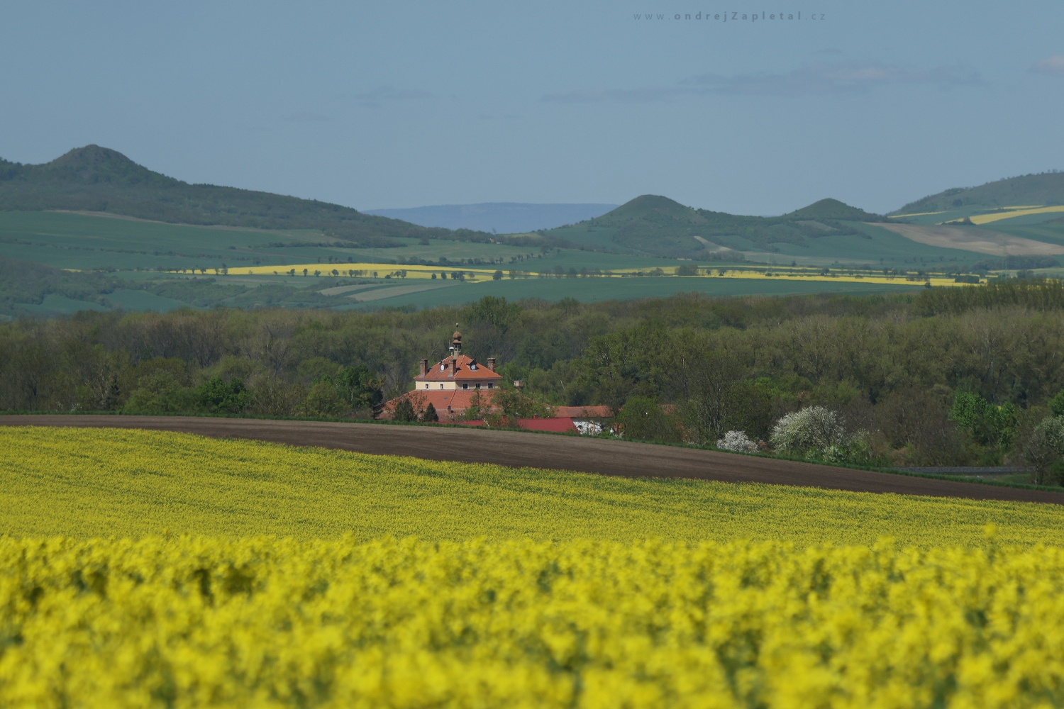 Chateau under the Hills (On the photo:  (Landscape photography) hory, jaro, stromy, venkov, budova)