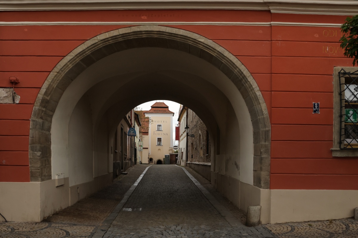 To Pardubsky Portal (On the photo:  (Urban photography) budova, ulice, město, cesta, nápisy)