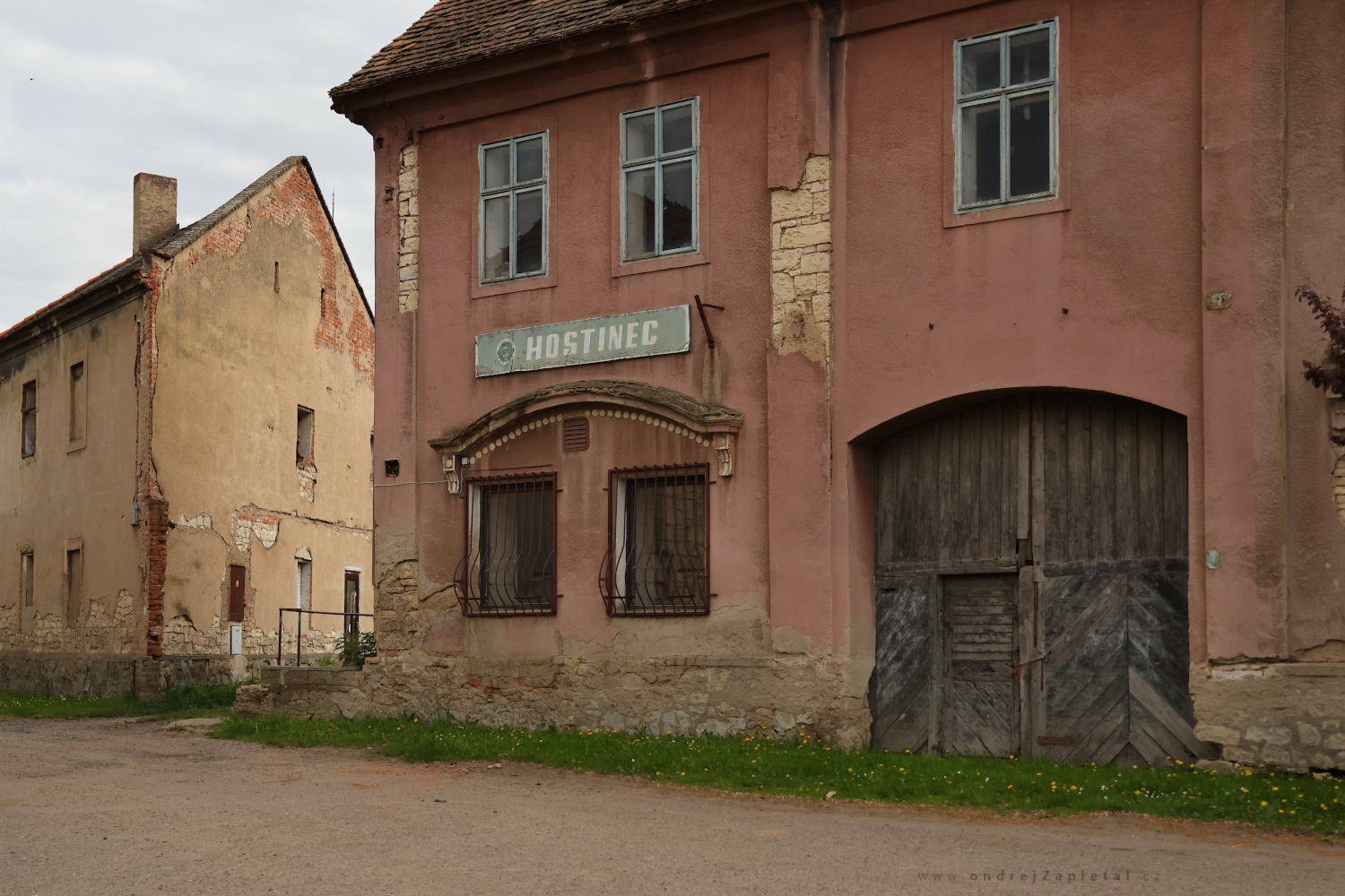 Countryside Pub (On the photo:  (Rural photography) budova, nápisy, venkov)