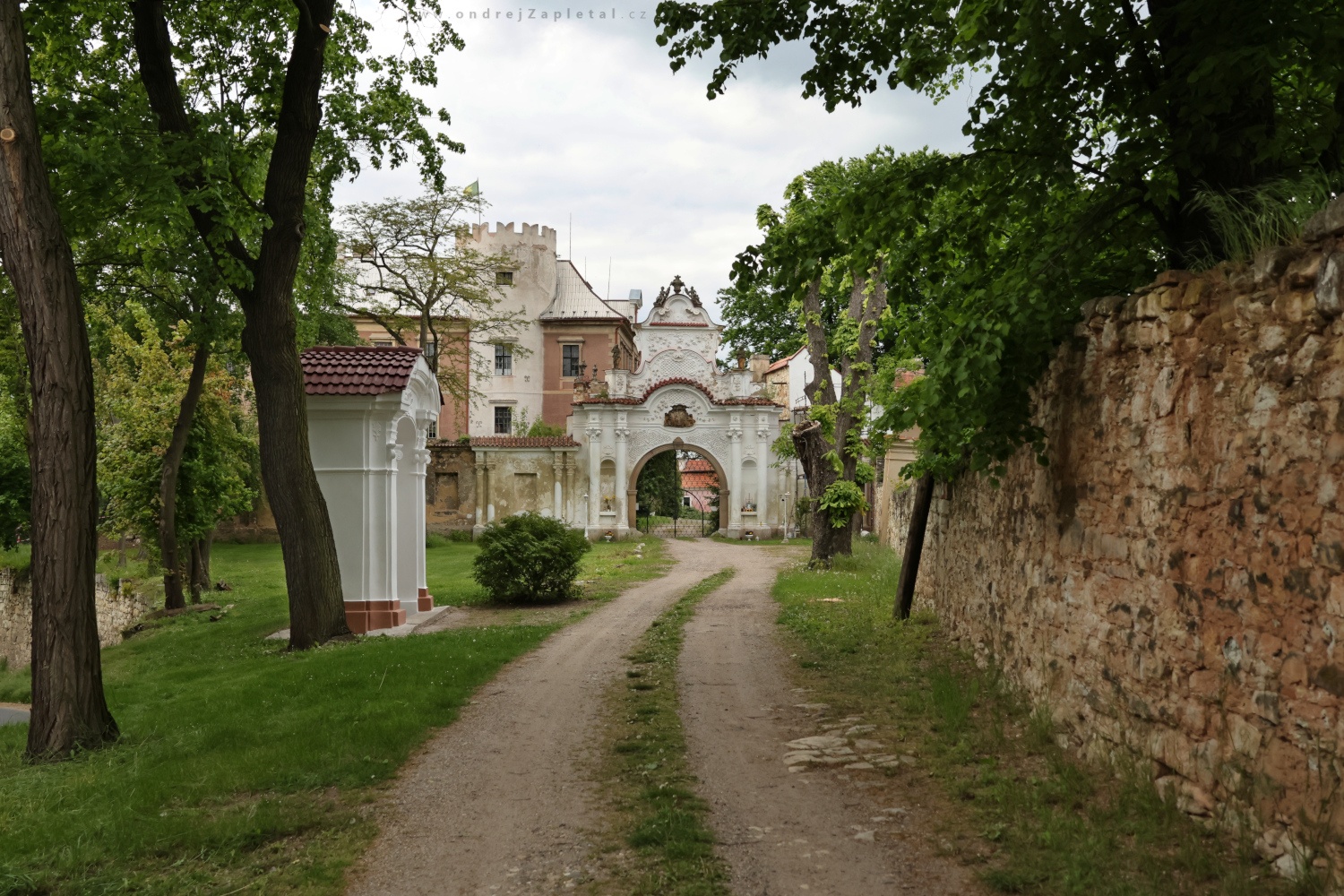Path to the Chateau (On the photo:  (Rural photography) cesta, budova, stromy, venkov)
