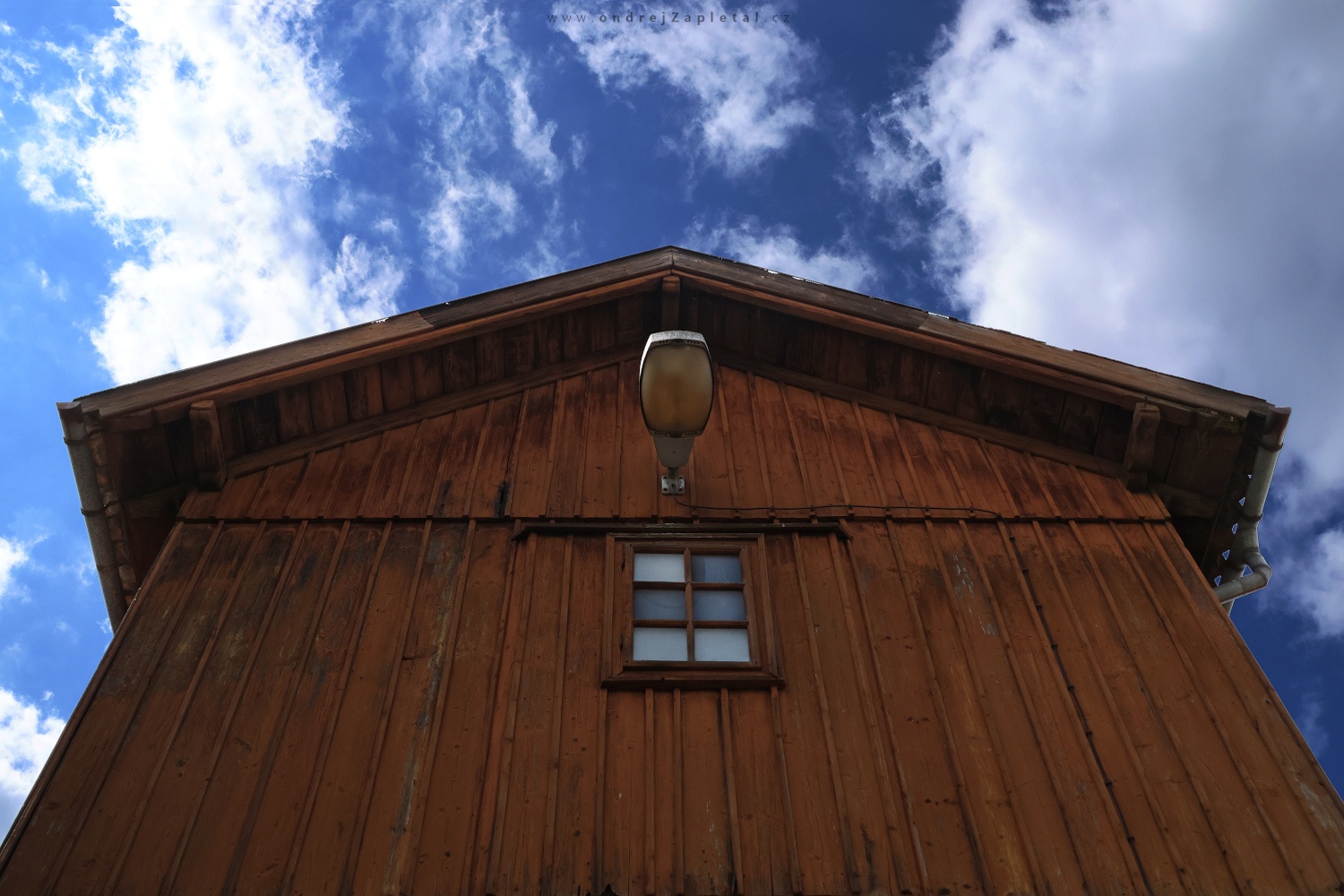 Lamp on a Building at the Train Station (On the photo:  (Industrial Photography) budova, mraky, elektřina)