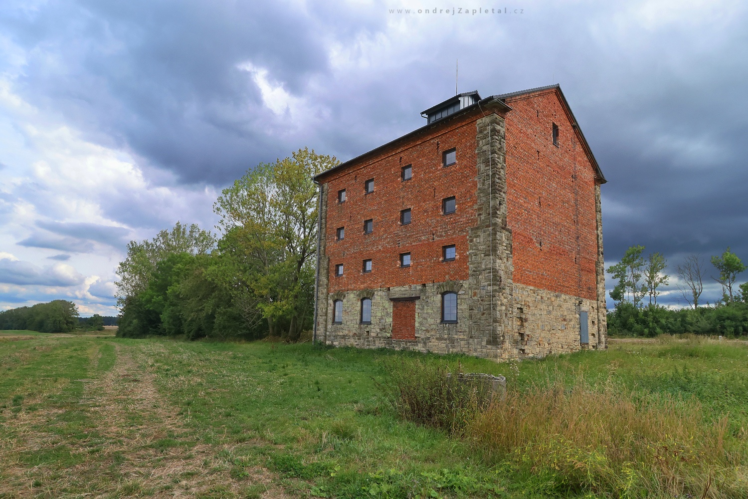 By the Former Train Station (On the photo:  (Urbex photography, Rural photography) budova, mraky, vlak, ruiny, industrial)