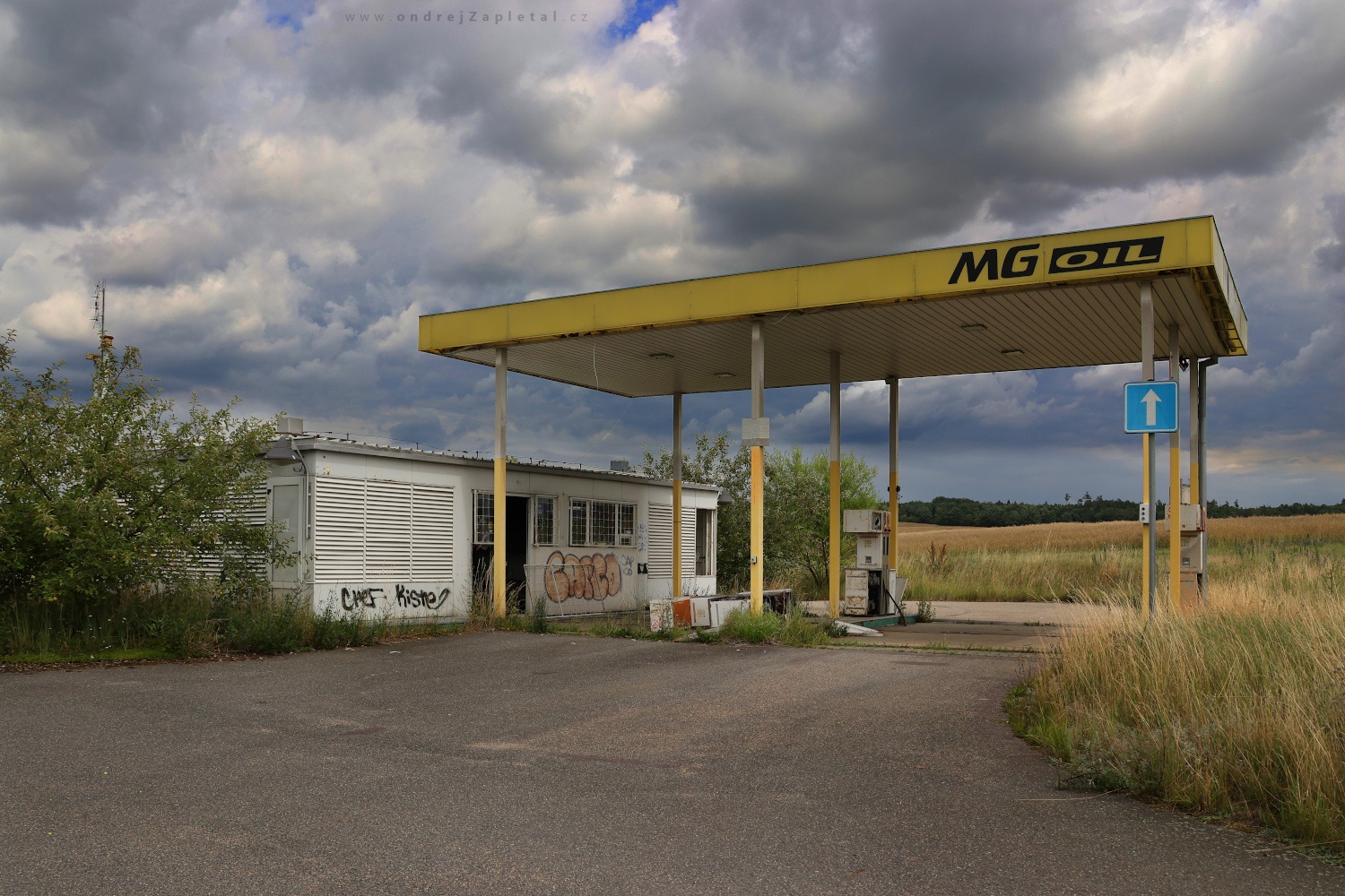 Decaying Gas Station (On the photo:  (Urbex photography) ruiny, venkov)