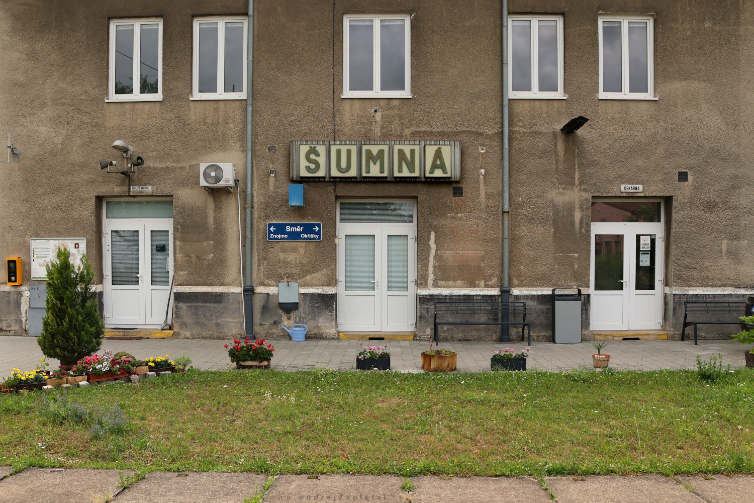 Šumná Train Station (On the photo:  (Industrial Photography) budova, nápisy, vlak)