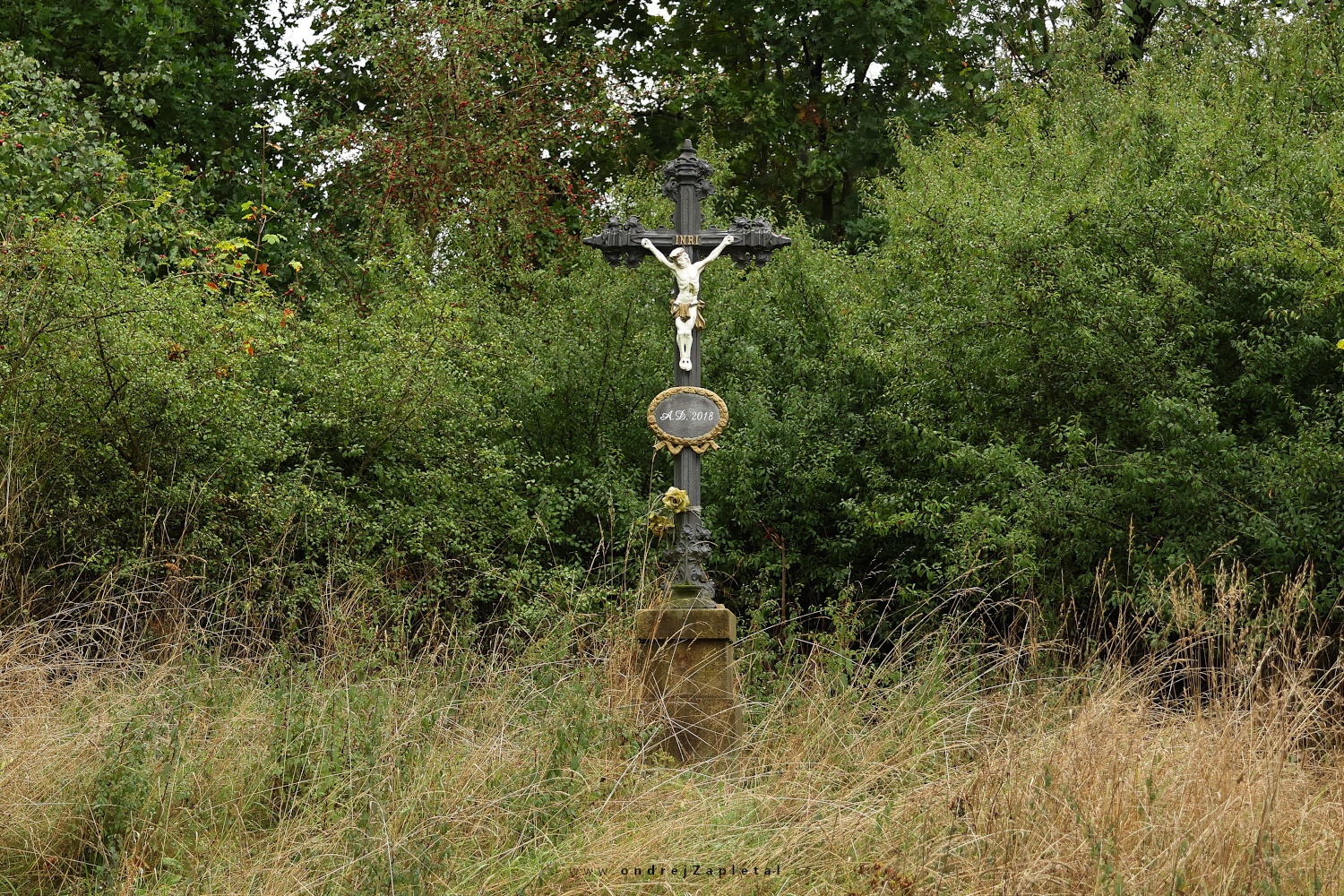 Cross on a Crossroads (On the photo:  (Rural photography) kříž, venkov, stromy)