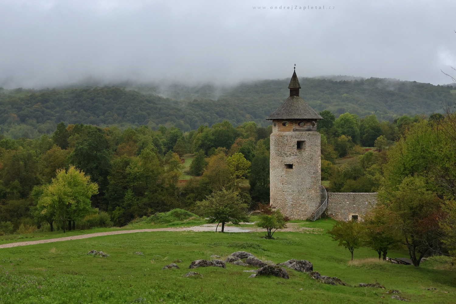 Castle Tower in Misty Scenery (On the photo:  (Rural photography) hrad, stromy, podzim, mlha)