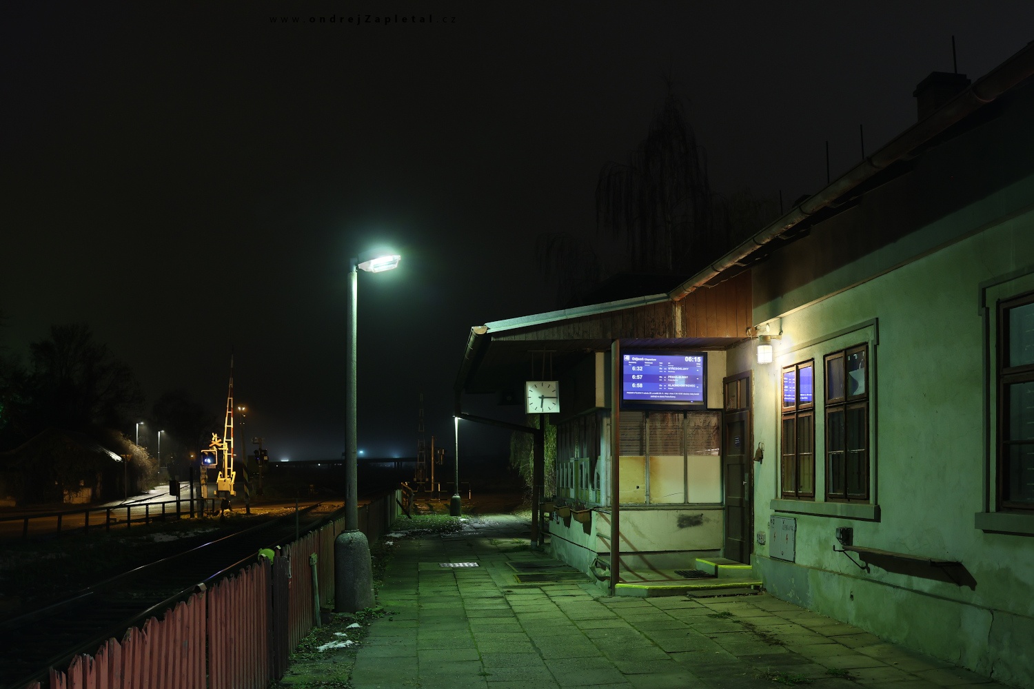 Night Departures (On the photo:  (Night photography) noc, elektřina, budova, vlak)