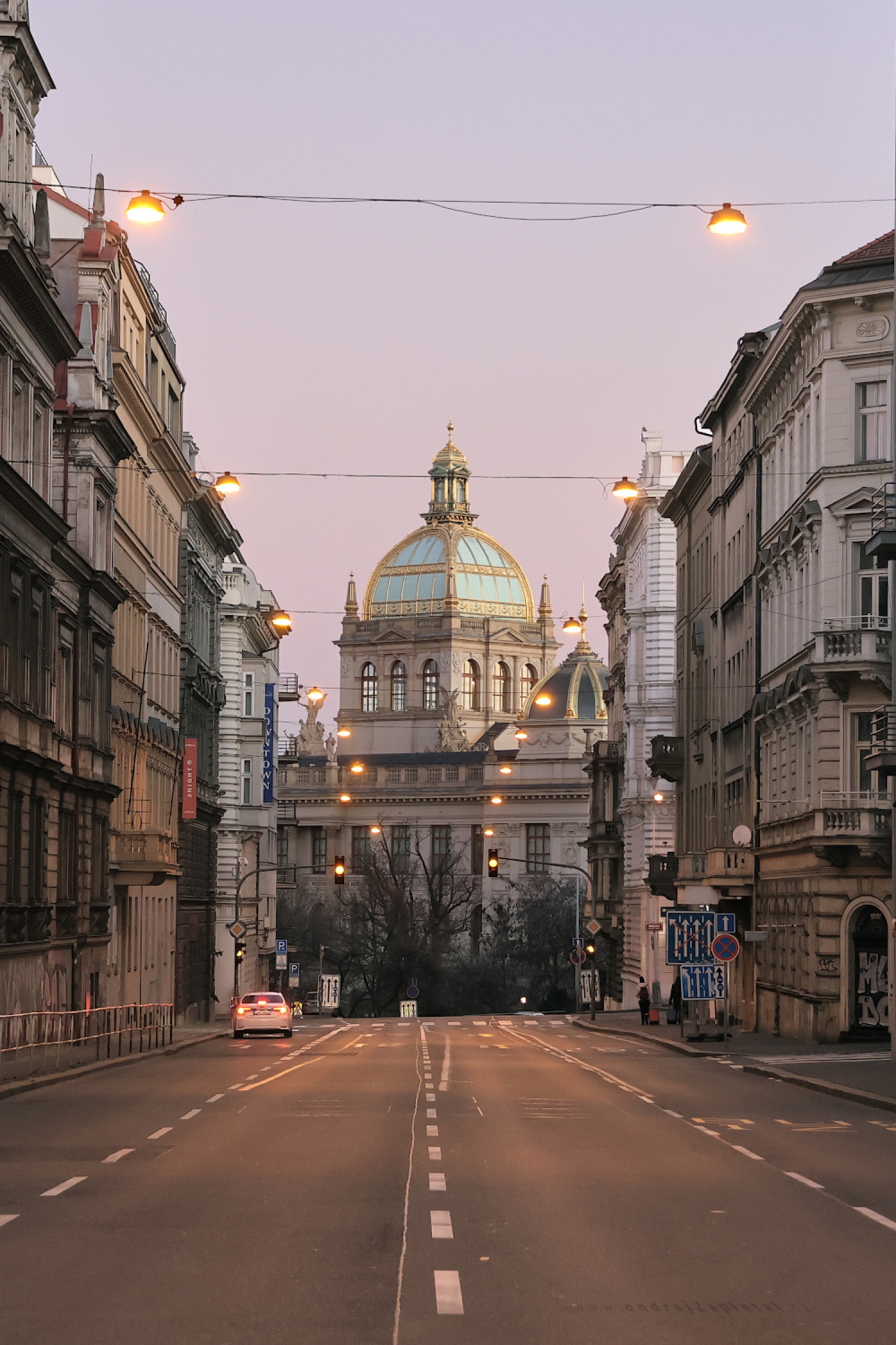  (On the photo:  (Urban photography) ulice, budova, město, praha)