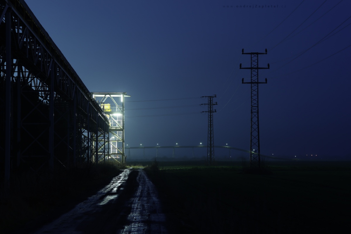 Light Tower with Stairs (On the photo:  (Industrial Photography) industrial, ráno, elektřina)