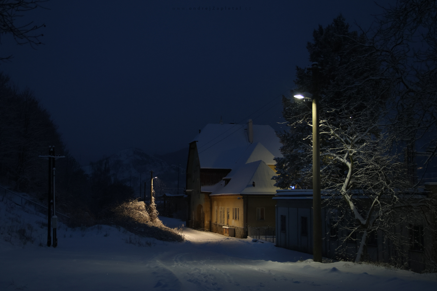  (On the photo:  (Night photography) zima, noc, sníh)