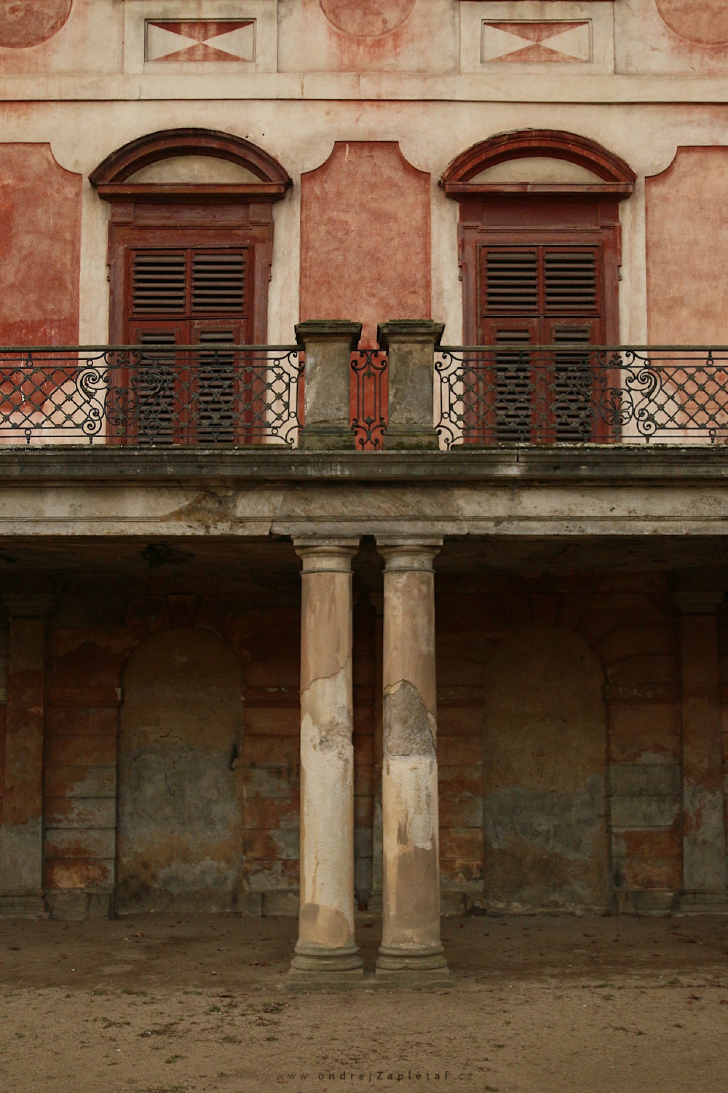 Columns and Windows (On the photo:  (Architecture photography) budova, hrad)