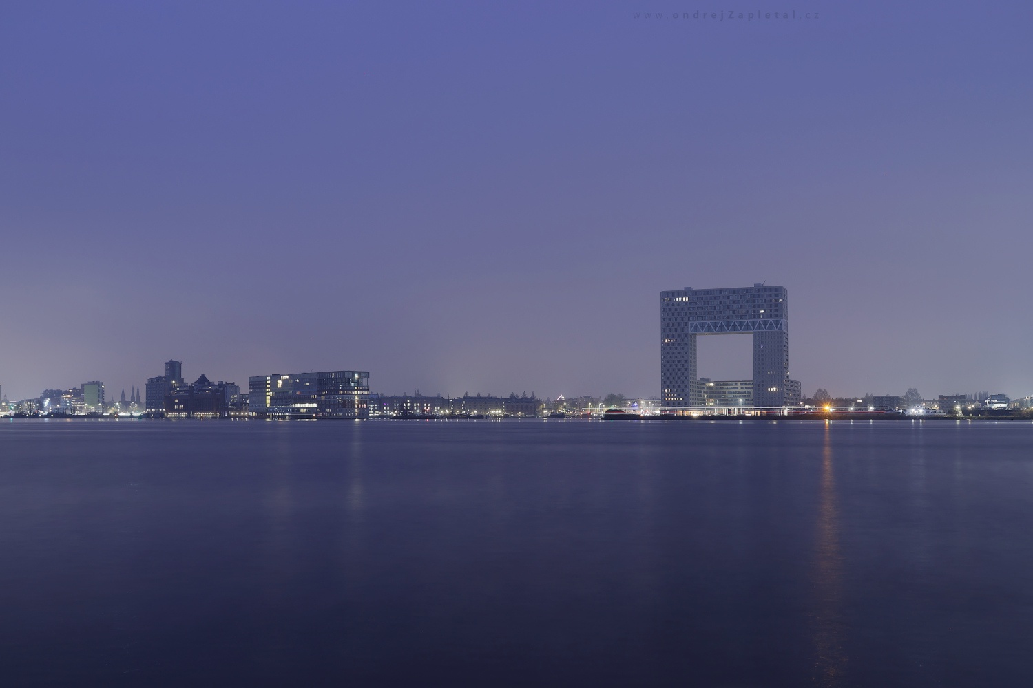 View of Amsterdam (On the photo:  (Urban photography) budova, řeka, večer, město)