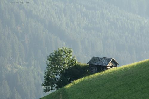 Seník v kopci photography