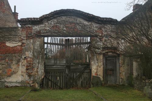 Gate decaying photography